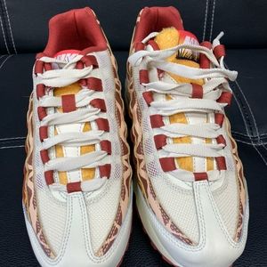 NIKE AIRMAX  size 4y